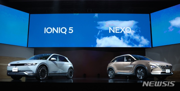 [서울=뉴시스]8일 일본 도쿄 오테마치 미쓰이홀에서 열린 현대차 미디어 간담회에서 아이오닉 5(왼쪽), 넥쏘가 전시된 모습 (사진=현대차그룹 제공)