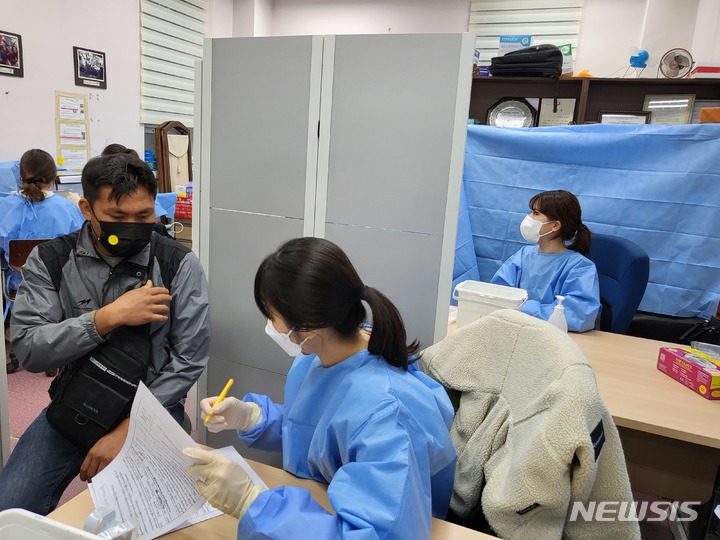 [김포=뉴시스] 정일형 기자 = 김포지역 외국인 예방접종. (사진은 김포시보건소 제공)