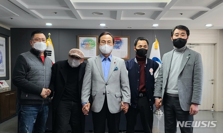 [천안=뉴시스] 이종익 기자 = 박상돈 충남 천안시장(가운데)이 8일 오후 시청사에서 이봉주 전 마라톤선수 등과 함께 '이봉주 전국마라톤대회 코스' 설계 논의에 앞서 참가자들과 사진을 찍고 있다. 2022.02.08. 007news@newsis.com 