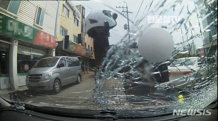 [인천=뉴시스] 김동영 기자 = 지난해 5월28일 오후 인천 부평구 한 도로에서 30대 남성이 헬멧과 벽돌을 이용해 스파크 승용차을 파손시키는 모습. 2022.02.08. (사진=유튜브 한문철TV 캡처)
