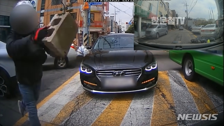 [인천=뉴시스] 김동영 기자 = 지난해 5월28일 오후 인천 부평구 한 도로에서 30대 남성이 헬멧과 벽돌을 이용해 스파크 승용차을 파손시키는 모습. 2022.02.08. (사진=유튜브 한문철TV 캡처)
