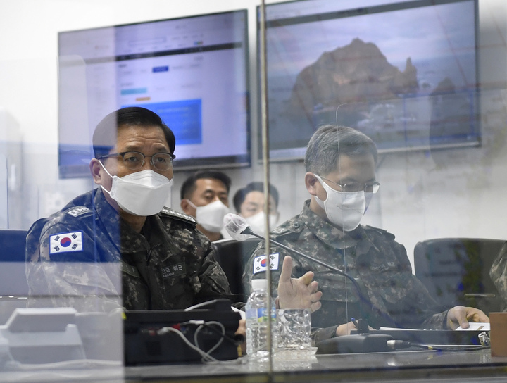 [동해=뉴시스] 김경목 기자 = 김정수 해군참모총장이 8일 강원 동해시 해군 제1함대사령부를 방문해 코로나19 방역 관리 및 군사 대비 태세를 점검하고 있다. (사진=해군 제1함대사령부 제공) 2022.02.08. photo@newsis.com *재판매 및 DB 금지