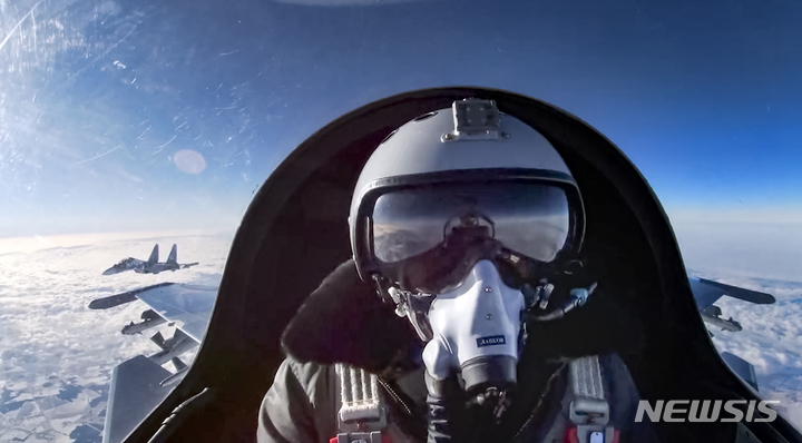 [민스크=AP/뉴시스] 러시아 국방부가 7일(현지시간) 공개한 영상 속 사진에 러시아 SU-30SM 전투기들이 벨라루스 상공에서 연합훈련을 하고 있다. 2022.02.08.