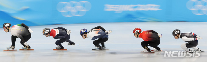 [베이징(중국)=뉴시스] 고범준 기자 = 7일 오후 중국 베이징 캐피털 실내경기장에서 열린 2022 베이징 동계올림픽 쇼트트랙 남자 1000m 준결승 경기, 한국 이준서가 질주하고 있다. 2022.02.07. bjko@newsis.com