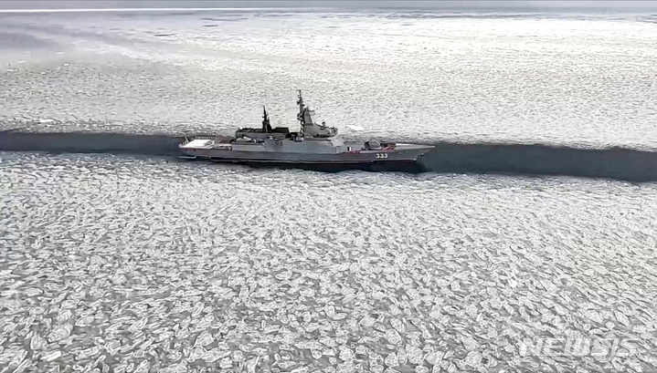 [하바롭스크=AP/뉴시스] 러시아 국방부가 7일(현지시간) 공개한 영상 속 사진에 러시아의 태평양함대 소속 전함 한 척이 동해와 오호츠크해로 이어지는 라페루즈 해협 얼음 사이를 지나고 있다. 2022.02.08.