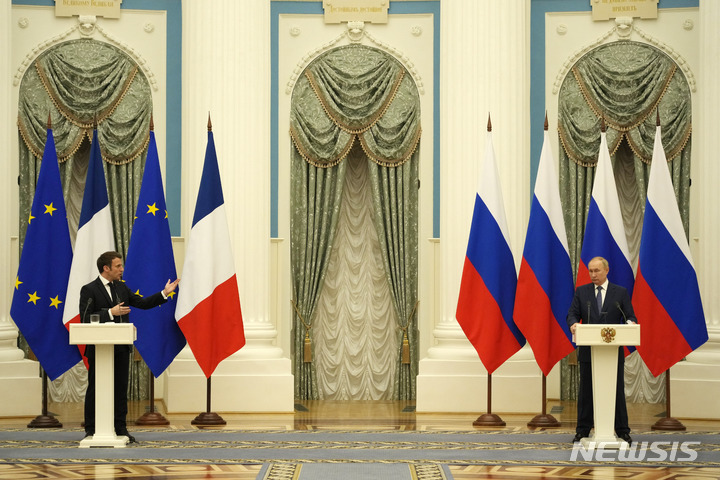 [모스크바(러시아)=AP/뉴시스] 블라디미르 푸틴(오른쪽) 러시아 대통령이 지난 7일(현지시간) 러시아 모스크바에서 에마뉘엘 마크롱 프랑스 대통령과의 회담 후 공동기자회견을 하고 있다. 2022.02.09.