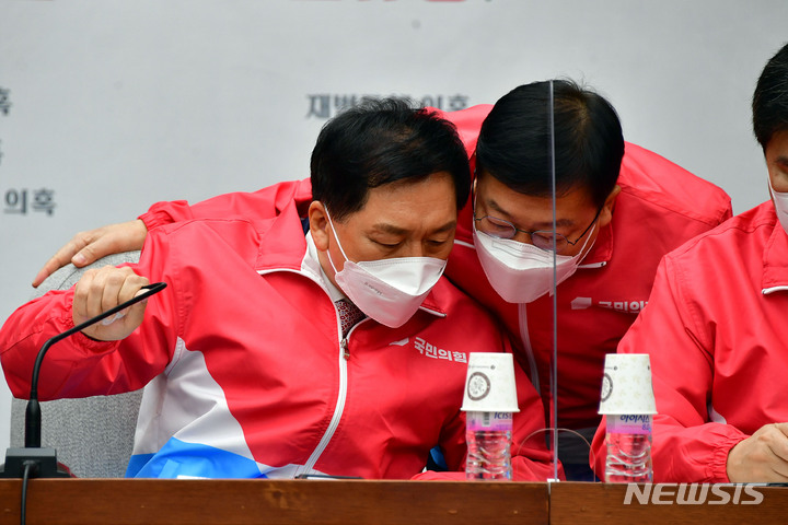 [서울=뉴시스] 최진석 기자 = 김기현 국민의힘 원내대표가 8일 국회에서 열린 원내대책회의에서 정점식 의원과 대화를 하고 있다. (공동취재사진) 2022.02.08. photo@newsis.com