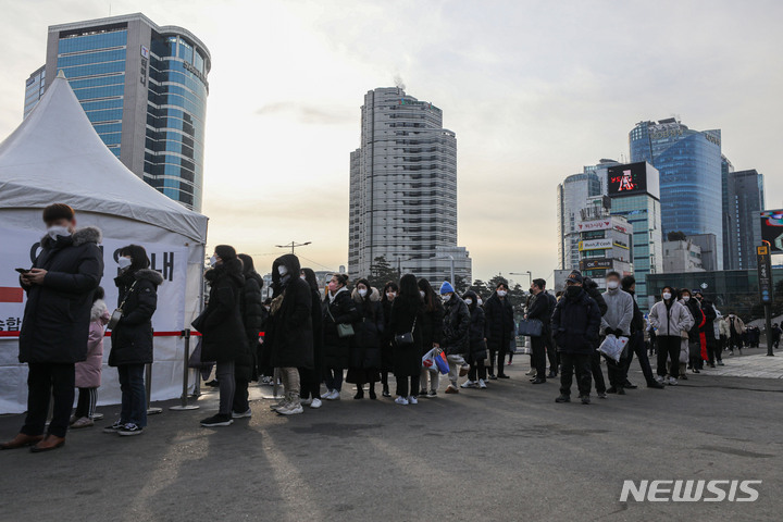 [서울=뉴시스] 권창회 기자 = 코로나19 신규 확진자가 3만6719명으로 나흘 연속 3만명 대를 기록하고 있는 8일 오전 서울 중구 서울역 임시선별검사소에서 시민들이 신속항원검사를 받기 위해 줄 서 있다. 2022.02.08. kch0523@newsis.com