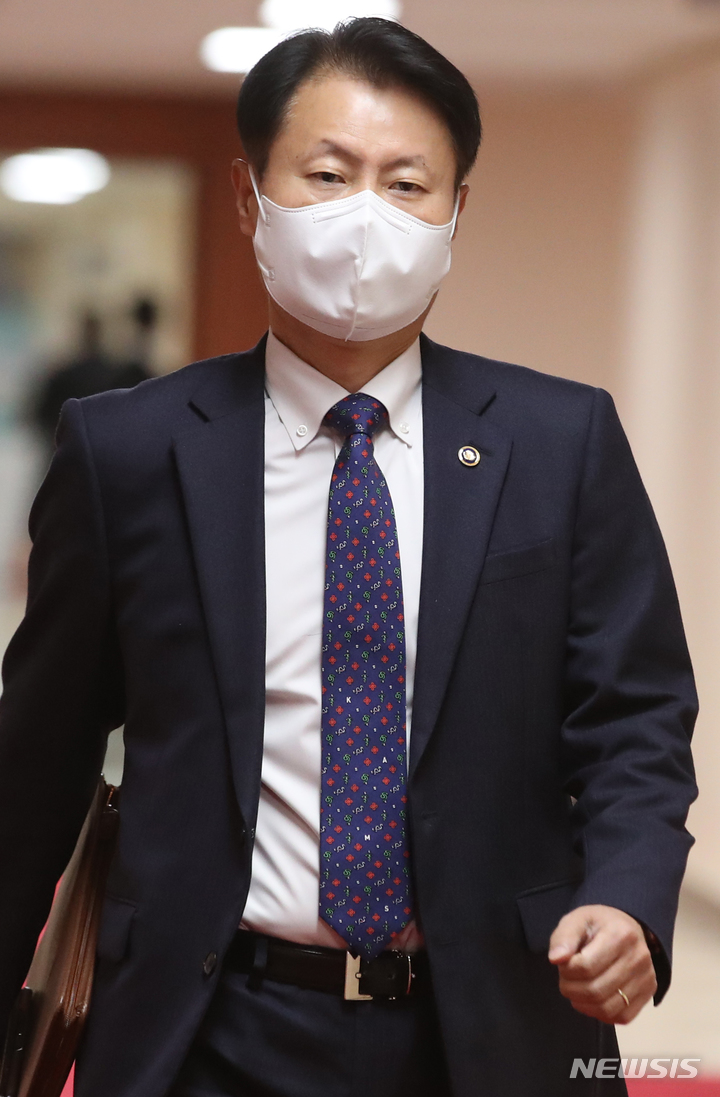 [서울=뉴시스] 김명원 기자 = 김강립 식약청장이 8일 오전 서울 종로구 정부서울청사에서 영상으로 열린 국무회의에 참석하고 있다. 2022.02.08. kmx1105@newsis.com