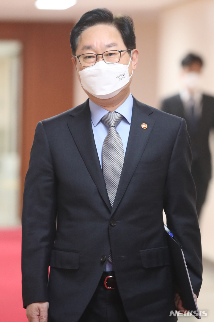 [서울=뉴시스] 김명원 기자 = 박범계 법무부 장관이 지난 8일 오전 서울 종로구 정부서울청사에서 영상으로 열린 국무회의에 참석하고 있다. 2022.02.08. kmx1105@newsis.com