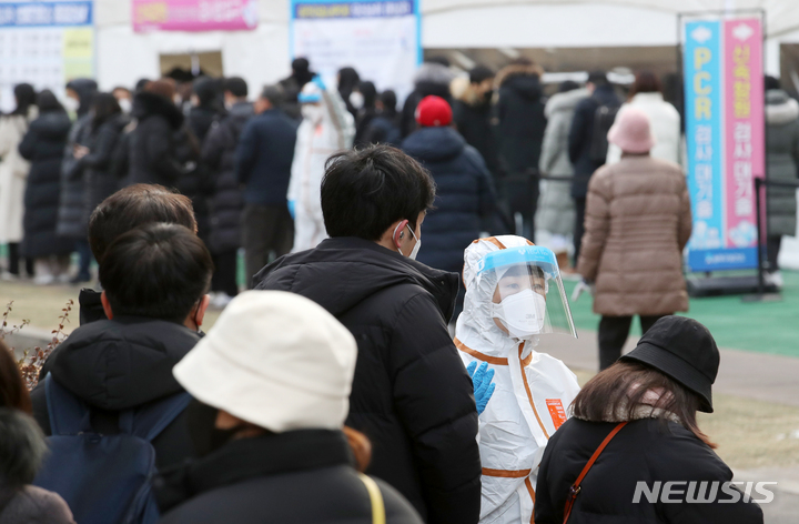 [서울=뉴시스] 조성우 기자 = 코로나19 신규 확진자가 3만 6719명으로 집계된 8일 오전 서울 송파구 보건소에 마련된 코로나19 선별진료소에서 시민들이 검사를 받기 위해 줄을 서고 있다. 2022.02.08. xconfind@newsis.com