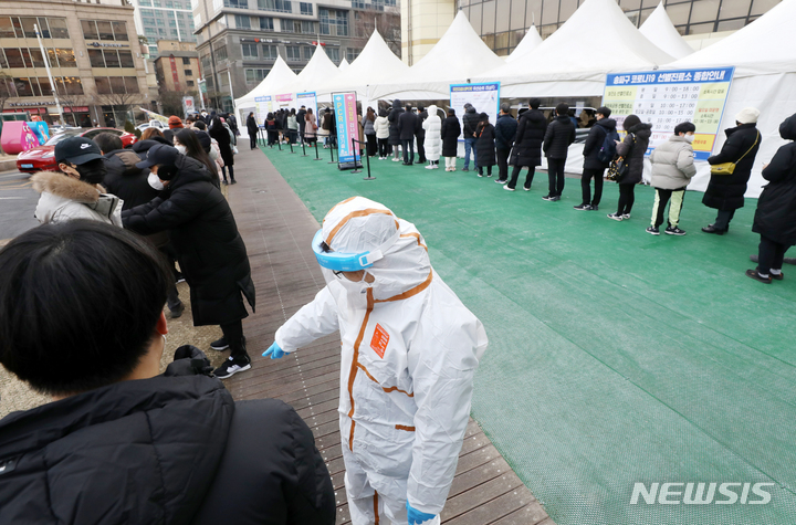 [서울=뉴시스] 조성우 기자 = 코로나19 신규 확진자가 3만 6719명으로 집계된 8일 오전 서울 송파구 보건소에 마련된 코로나19 선별진료소에서 시민들이 검사를 받기 위해 줄을 서고 있다. 2022.02.08. xconfind@newsis.com