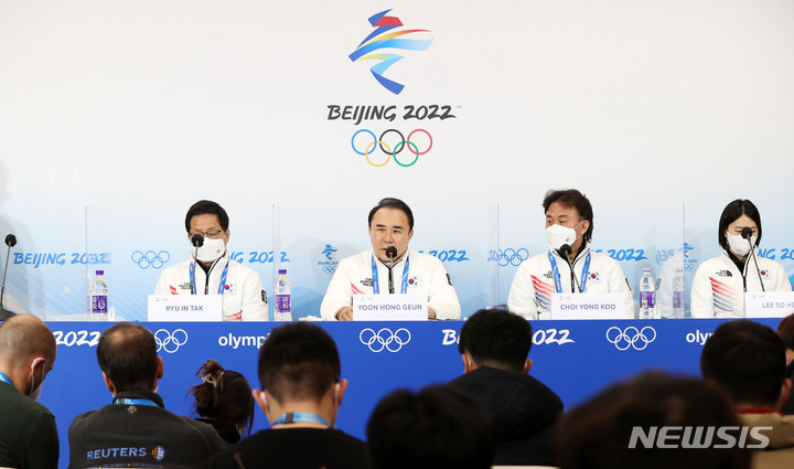 [베이징(중국)=뉴시스] 홍효식 기자 = 8일 오전 중국 베이징 메인미디어센터(MMC)에서 열린 쇼트트랙 남자 1000M 준결승 편파판정에 대한 긴급 기자회견에서 윤홍근 선수단장이 발언하고 있다. 대한민국 선수단은 편파판정 관련 국제스포츠중재재판소(CAS)에 제소할 예정이다. 2022.02.08. yesphoto@newsis.com