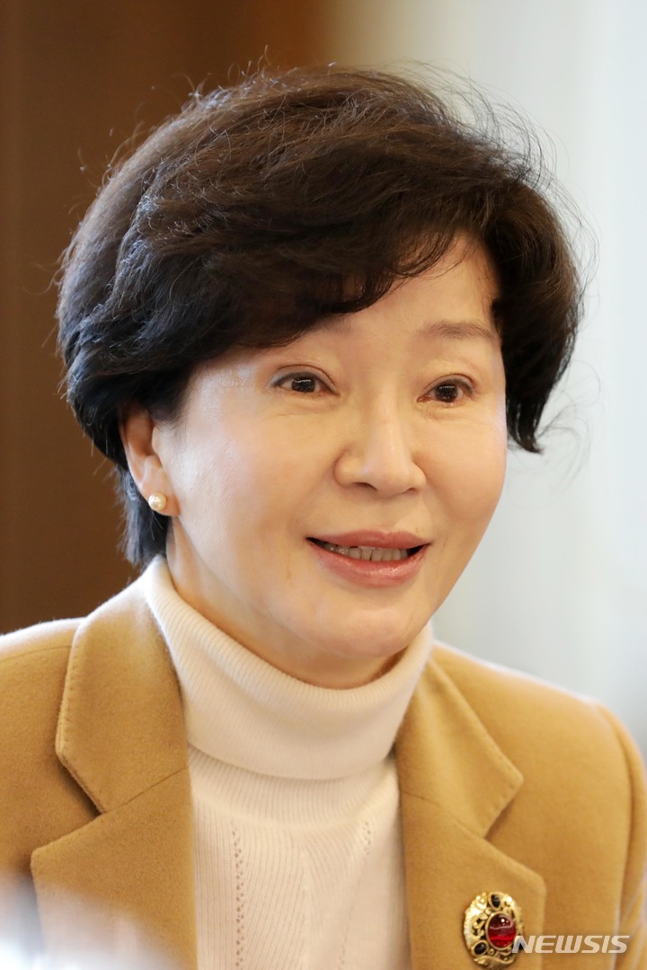 [서울=뉴시스] 박진희 기자 = 장소원 국립국어원 원장이 8일 서울 중구 프레스센터에서 취임 100일 기념 기자간담회를 하고 있다. 2022.02.08. pak7130@newsis.com