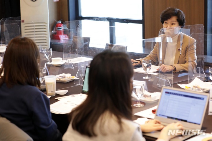 [서울=뉴시스] 박진희 기자 = 장소원 국립국어원 원장이 8일 서울 중구 프레스센터에서 취임 100일 기념 기자간담회를 하고 있다. 2022.02.08. pak7130@newsis.com