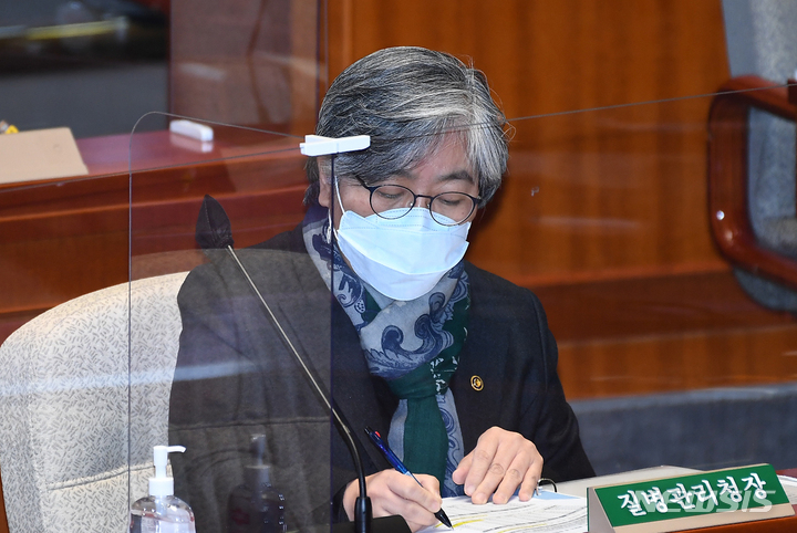 [서울=뉴시스] 전신 기자 = 정은경 질병관리청장이 8일 서울 여의도 국회에서 열린 예산결산특별위원회 전체회의를 준비하고 있다. (공동취재사진) 2022.02.08. photo@newsis.com