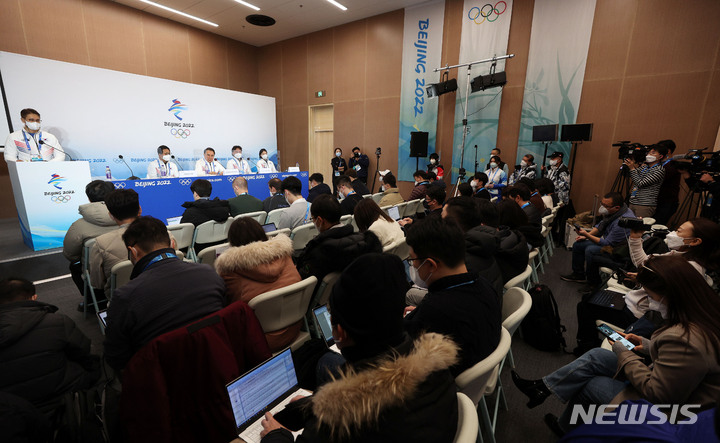 [베이징(중국)=뉴시스] 홍효식 기자 = 8일 오전 중국 베이징 메인미디어센터(MMC)에서 열린 쇼트트랙 남자 1000M 준결승 편파판정에 대한 긴급 기자회견에서 윤홍근 선수단장이 발언하고 있다. 대한민국 선수단은 편파판정 관련 국제스포츠중재재판소(CAS)에 제소할 예정이다. 2022.02.08. yesphoto@newsis.com