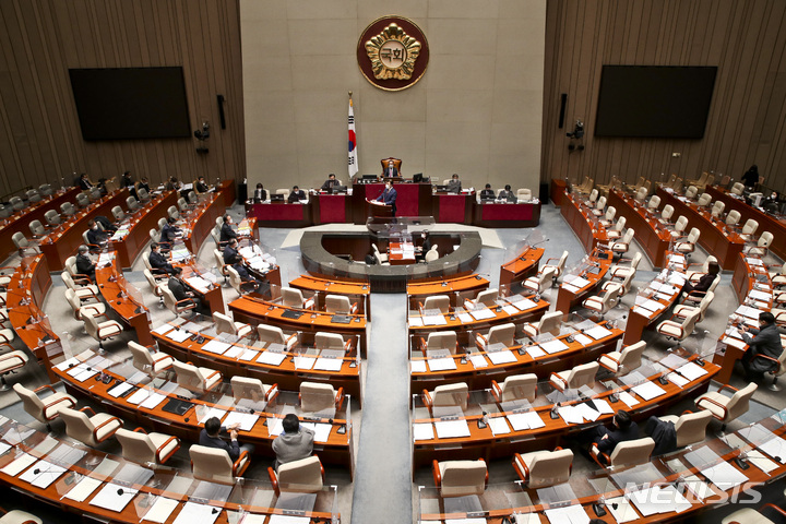 [서울=뉴시스] 전신 기자 = 8일 서울 여의도 국회에서 예산결산특별위원회 전체회의가 열리고 있다. (공동취재사진) 2022.02.08. photo@newsis.com