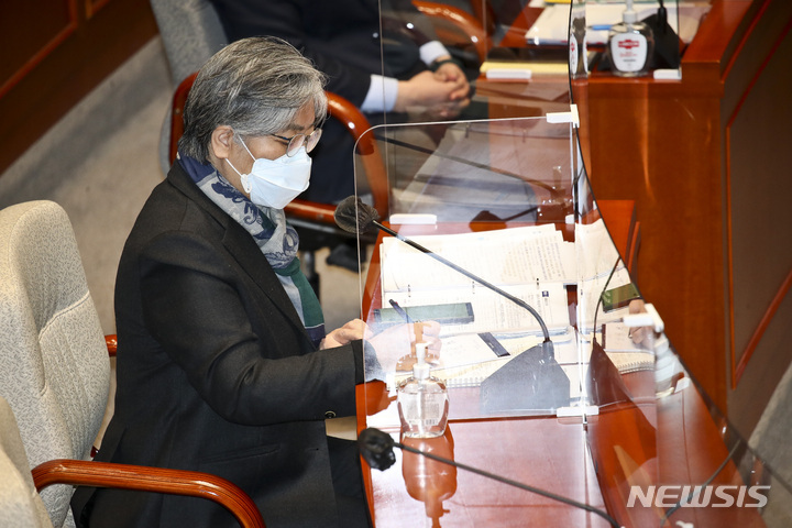 [서울=뉴시스] 전신 기자 = 정은경 질병관리청장이 8일 서울 여의도 국회에서 열린 예산결산특별위원회 전체회의에서 자료를 살펴보고 있다. (공동취재사진) 2022.02.08. photo@newsis.com