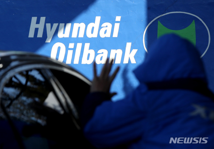 [서울=뉴시스] 조수정 기자 = 현대오일뱅크가 지난해 20조 6066억원 매출을 기록했다. 영업이익은 창사 최대 규모인 1조1424억원이다. 사진은 8일 오전 서울 시내 한 현대오일뱅크 직영 주유소. 2022.02.08. chocrystal@newsis.com