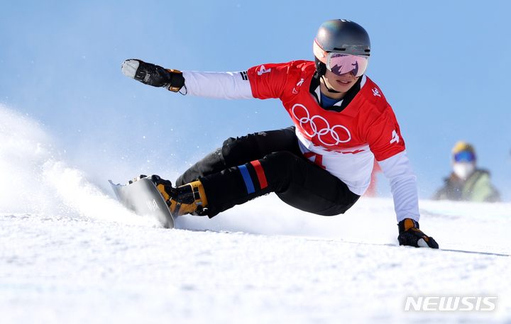 [장자커우(중국)=뉴시스] 김병문 기자 = 8일 오전 중국 허베이성 장자커우 겐팅 스노우파크에서 열린 2022 베이징 동계올림픽 스노보드 평행대회전 남자 예선, 한국 이상호가 질주하고 있다. 2022.02.08. dadazon@newsis.com