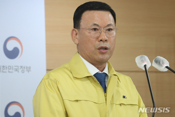 [서울=뉴시스] 김명원 기자 = 박주봉 중소벤처기업부 옴부즈만이 8일 서울 종로구 정부서울청사에서 열린 2021년 중소기업 옴부즈만 활동결과 보고에서 지난해 규제애로 5,000여건을 발굴하고 이중 2,500여건에 대해 제도개선을 이뤄냈다고 발혔다. 2022.02.08. kmx1105@newsis.com