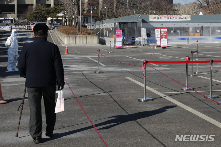 [서울=뉴시스] 권창회 기자 = 서울 송파구 잠실종합운동장 제2주차장 임시선별검사소에서 한 어르신이 PCR검사를 받기 위해 이동하고 있다. 2022.02.08. kch0523@newsis.com