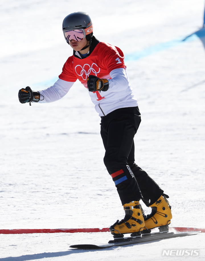[장자커우(중국)=뉴시스] 김병문 기자 = 8일 오전 중국 허베이성 장자커우 겐팅 스노우파크에서 열린 2022 베이징 동계올림픽 스노보드 평행대회전 남자 16강 경기, 한국 이상호가 결승점으로 들어오고 있다. 2022.02.08. dadazon@newsis.com