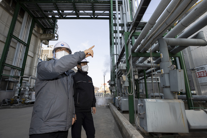 [서울=뉴시스] 이영환 기자 = 홍정기 환경부 차관이 지난달 8일 오후 충북 충주시 화학물질 취급 제조시설을 방문해 중대재해법 시행에 따른 사업장의 안전 관리 체계 등을 점검하고 있다. (사진=환경부 제공) 2022.02.08. photo@newsis.com *재판매 및 DB 금지