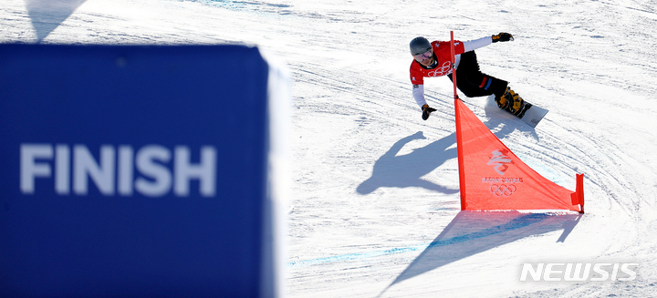 [장자커우(중국)=뉴시스] 김병문 기자 = 8일 오전 중국 허베이성 장자커우 겐팅 스노우파크에서 열린 2022 베이징 동계올림픽 스노보드 평행대회전 남자 준준결승 경기, 한국 이상호가 레이스를 펼치고 있다. 2022.02.08. dadazon@newsis.com