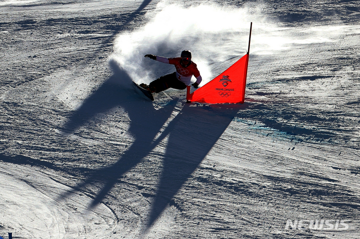 [장자커우(중국)=뉴시스] 김병문 기자 = 8일 오전 중국 허베이성 장자커우 겐팅 스노우파크에서 열린 2022 베이징 동계올림픽 스노보드 평행대회전 남자 준준결승 경기, 한국 이상호가 레이스를 펼치고 있다. 2022.02.08. dadazon@newsis.com