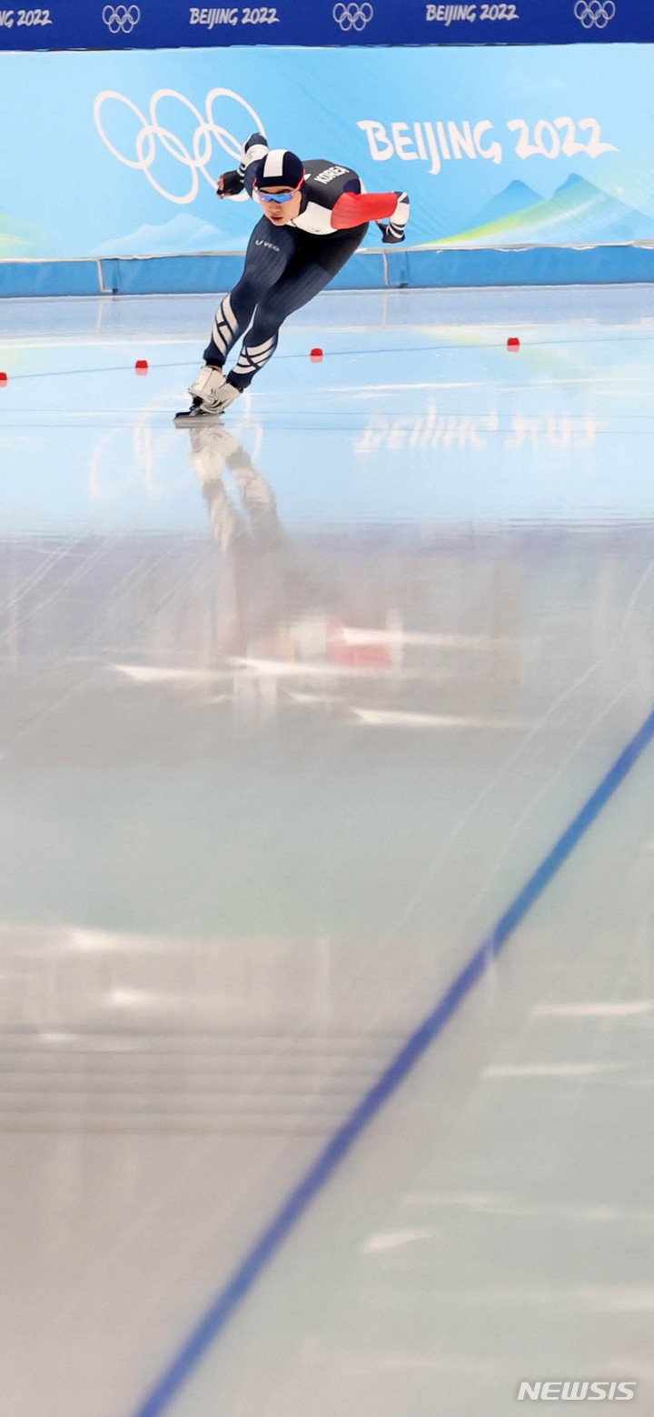 [베이징(중국)=뉴시스] 고범준 기자 = 김민석이 8일 중국 베이징 국립 스피드 스케이팅 오벌 경기장에서 열린 2022 베이징 동계올림픽 스피드 스케이팅 남자 1500m에서 역주하고 있다. 2022.02.08. bjko@newsis.com