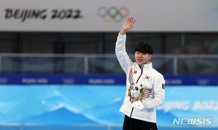 [베이징(중국)=뉴시스] 홍효식 기자 = 대한민국 선수단의 첫 동메달을 따낸 김민석이 8일 오후 중국 베이징 국립 스피드 스케이팅 오벌 경기장에서 열린 시상식에서 빙둔둔을 손에 들고 관중들에게 인사하고 있다. 2022.02.08. yesphoto@newsis.com