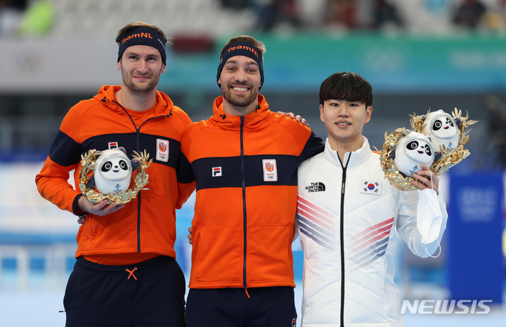 [베이징(중국)=뉴시스] 홍효식 기자 = 대한민국 선수단의 첫 동메달을 따낸 김민석(오른쪽부터)이 8일 오후 중국 베이징 국립 스피드 스케이팅 오벌 경기장에서 열린 시상식에서 빙둔둔을 손에 들고 네덜란드 키엘드 나위스(금메달), 토마스 크롤(은메달)과 기념촬영을 하고 있다. 2022.02.08. yesphoto@newsis.com