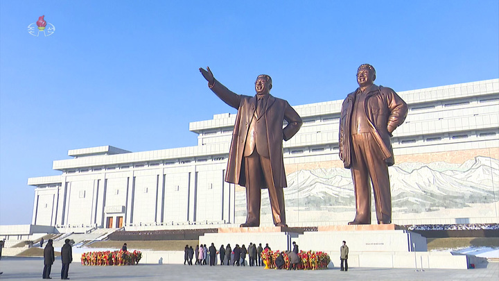 [서울=뉴시스] 지난 2월8일 북한 조선중앙TV는 각 계층 근로자와 인민군 장병, 학생 등이 평양시에서 김일성·김정일 동상을 찾아 헌화를 했다고 보도했다. (사진=조선중앙TV 갈무리) 2022.02.08. photo@newsis.com *재판매 및 DB 금지