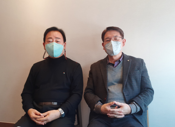 [뉴시스=세종](왼쪽)송명석, 최태호 예비후보가 보수 단일화 논의 후 기념 사진을 찍고 있다. 2022.02.09.(사진=송명석 후보 캠프 제공) *재판매 및 DB 금지