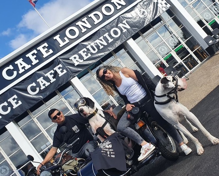 [서울=뉴시스] 영국 런던에서 '가장 큰 개'로 알려진 디에고와 그 주인 카를로스가 오토바이를 타고 있다. (출처 : 카를로스 인스타그램 홈페이지 갈무리) 2022.02.09. *재판매 및 DB 금지