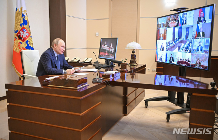 [모스크바=AP/뉴시스] 블라디미르 푸틴 러시아 대통령이 8일(현지시간) 러시아 모스크바 외곽 노보-오가료보 관저에서 화상 회의를 하면서 발언하고 있다. 2022.02.09.