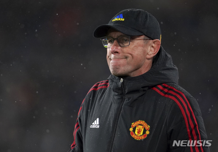 [번리=AP/뉴시스] 맨체스터 유나이티드의 랄프 랑닉 감독이 영국 번리 터프 무어에서 지난 9일 열린 번리와 EPL 경기를 지켜보고 있다. 2022.02.12.