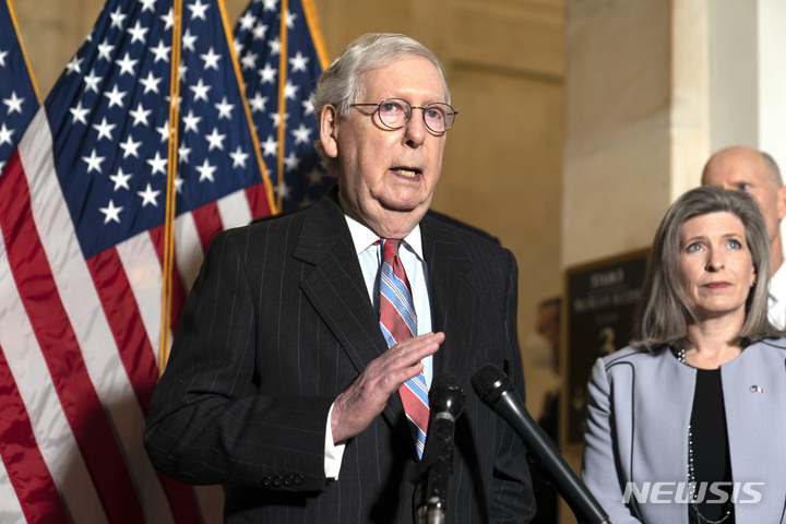[워싱턴=AP/뉴시스] 미치 매코널(가운데) 미 공화당 상원 원내대표가 지난해 2월 워싱턴 의사당에서 기자들에게 발언하고 있다. 2022.02.09.