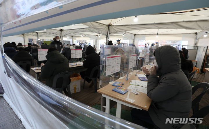 [서울=뉴시스] 조수정 기자 = 코로나19 오미크론 변이 확산으로 0시기준 신규확진자 수가 4만9567명을 기록한 9일 서울 송파구보건소 선별진료소에서 시민들이 신속항원검사를 받고 있다. 2022.02.09. chocrystal@newsis.com