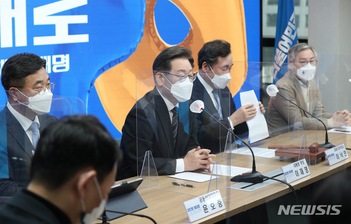 [서울=뉴시스] 최동준 기자 = 이재명 더불어민주당 대선 후보가 9일 서울 여의도 중앙당사에서 열린 중앙선거대책위원회 회의에서 발언하고 있다. (공동취재사진) 2022.02.09. photo@newsis.com