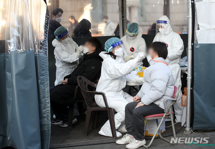 [서울=뉴시스] 조성우 기자 = 코로나19 신규 확진자가 4만 9576명으로 집계된 9일 오전 서울 중구 서울역에 마련된 임시선별검사소에서 시민들이 신속항원검사를 받고 있다. 2022.02.09. xconfind@newsis.com