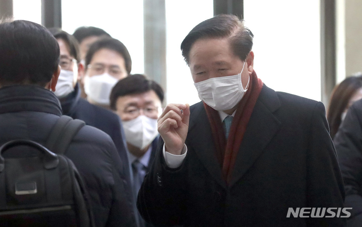 [세종=뉴시스] 강종민 기자 = 우기홍 대한항공 사장이 9일 오전 대한항공과 아시아나항공 합병 승인 여부를 심의하는 공정거래위원회 전원회의에 참석하기 위해 세종시 정부세종청사에 들어서고 있다. 2022.02.09. ppkjm@newsis.com