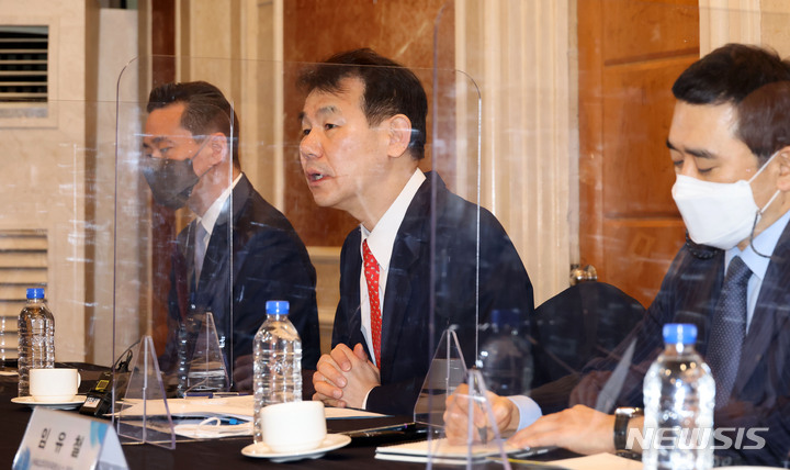 [서울=뉴시스] 김선웅 기자 = 정은보 금융감독원장이 9일 서울 여의도 켄싱턴호텔에서 열린 기관전용 사모펀드(PEF) 운용사 간담회에서 모두발언을 하고 있다. (공동취재사진) 2022.02.09. photo@newsis.com