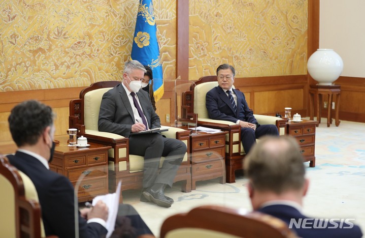 [서울=뉴시스] 전진환 기자 = 문재인 대통령이 9일 오전 청와대 본관 접견실에서 마티아스 코먼 경제협력개발기구(OECD) 사무총장을 접견하고 있다. 2022.02.09. amin2@newsis.com