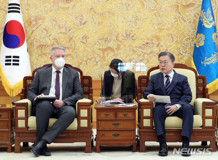 [서울=뉴시스] 전진환 기자 = 문재인 대통령이 9일 오전 청와대 본관 접견실에서 마티아스 코먼 경제협력개발기구(OECD) 사무총장을 접견, 인사말을 하고 있다. 2022.02.09. amin2@newsis.com