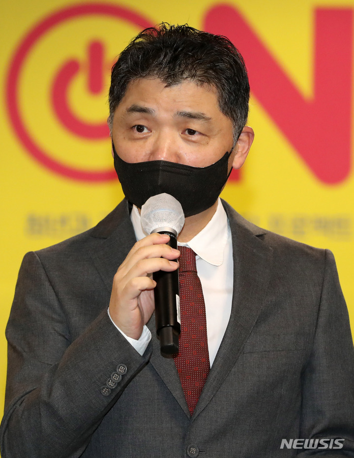 [서울=뉴시스] 김명원 기자 = 김범수 카카오 의장이 9일 오전 경기 성남시 카카오 판교오피스에서 열린 청년희망ON 간담회에서 인사말을 하고 있다. (공동취재사진) 2022.02.09. photo@newsis.com