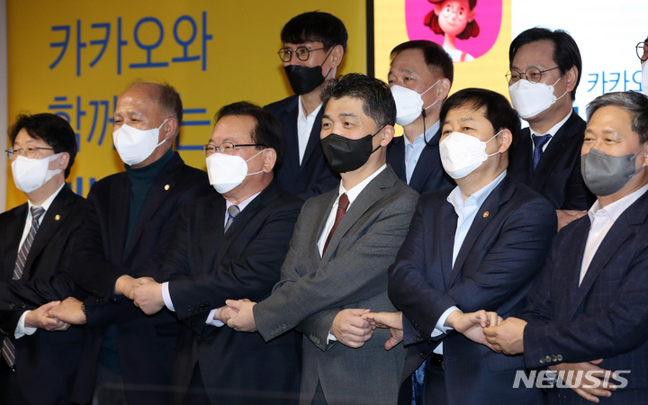 [서울=뉴시스] 김명원 기자 = 김부겸 국무총리가 9일 오전 경기 성남시 카카오 판교오피스에서 열린 청년희망ON 간담회에서 김범수 카카오 의장, 이용우 더불어민주당 의원, 구윤철 국무조정실장 등 참석자들과 기념촬영을 하고 있다. (공동취재사진) 2022.02.09. photo@newsis.com