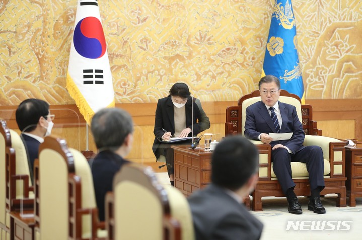 [서울=뉴시스] 전진환 기자 = 문재인 대통령이 9일 오전 청와대 본관 접견실에서 부이 타잉 썬 베트남 외교장관을 접견, 인사말을 하고 있다. 2022.02.09. amin2@newsis.com